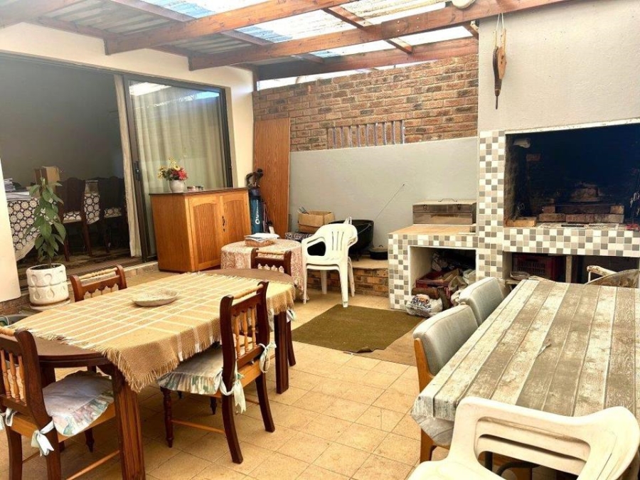 4 Bedroom Property for Sale in Bergzicht Western Cape